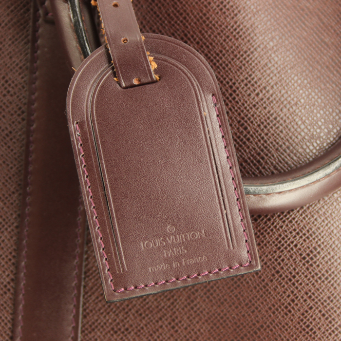 Louis Vuitton Kendall travel bag in burgundy taiga leather - Detail D5