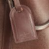 Borsa da viaggio Louis Vuitton Kendall in pelle taiga bordeaux - Detail D5 thumbnail