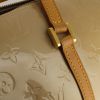 Borsa in pelle verniciata monogram beige - Detail D4 thumbnail