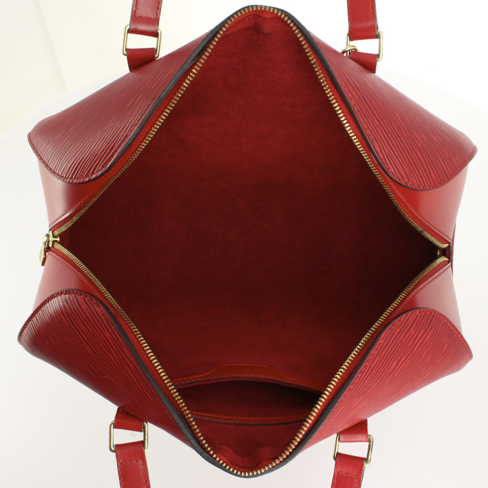 Sac à main Louis Vuitton Soufflot en cuir épi rouge - Detail D2
