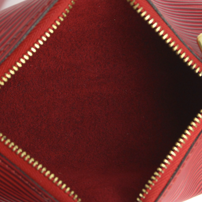 Sac à main Louis Vuitton Soufflot en cuir épi rouge - Detail D4