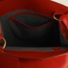 Sac à main Louis Vuitton Cluny en cuir épi rouge - Detail D3 thumbnail