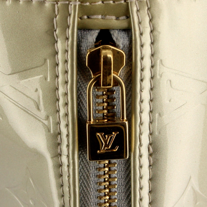 Bolso de mano Louis Vuitton Bedford en charol Monogram verde agua - Detail D3