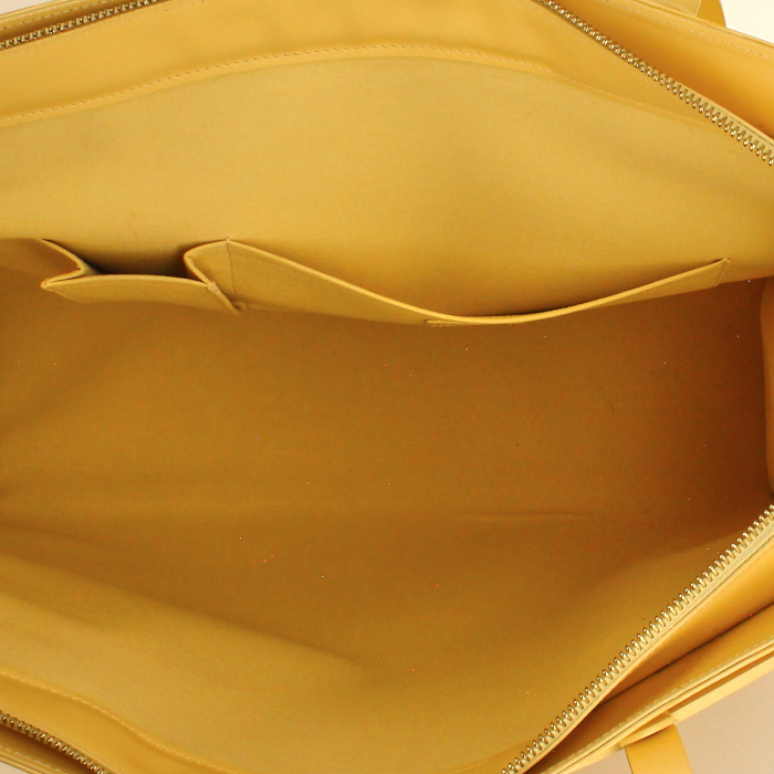 Sac à main Louis Vuitton Croisette en cuir épi jaune vanille - Detail D2