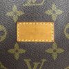 Besace Louis Vuitton Saumur grand modèle en toile monogram enduite et cuir naturel  - Detail D4 thumbnail