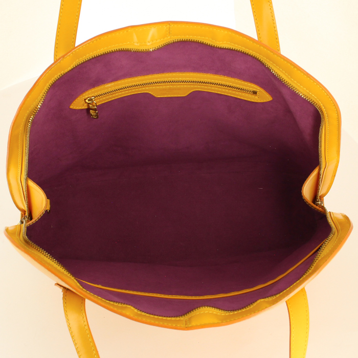 Louis Vuitton Lussac handbag in yellow epi leather - Detail D2