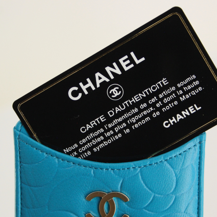 Chanel mobile holder in blue leather with camellia pattern - Detail D2