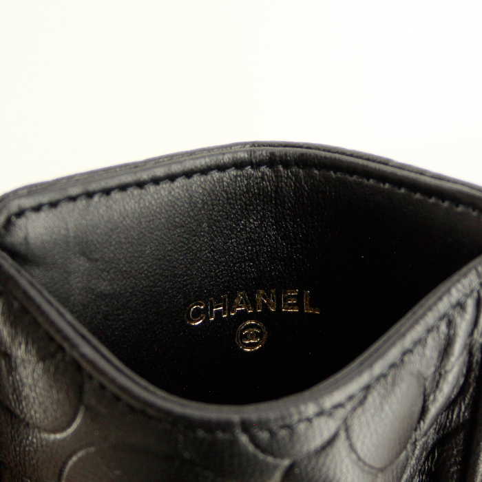  Chanel étui de portable en cuir noir à motif de camelia  - Detail D1