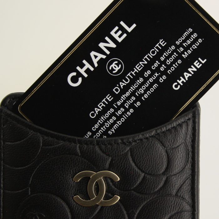  Chanel étui de portable en cuir noir à motif de camelia  - Detail D2