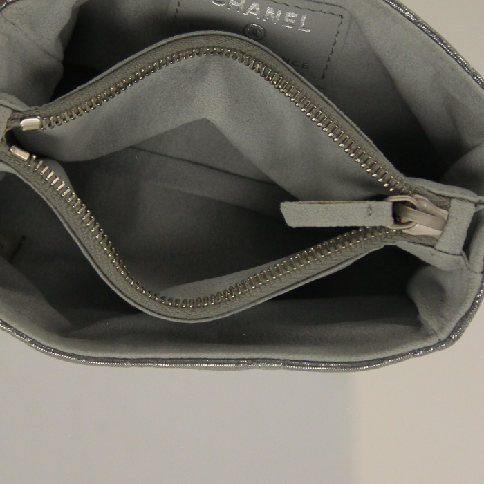 Chanel porte-monnaie en cuir matelassé gris métalissé - Detail D1