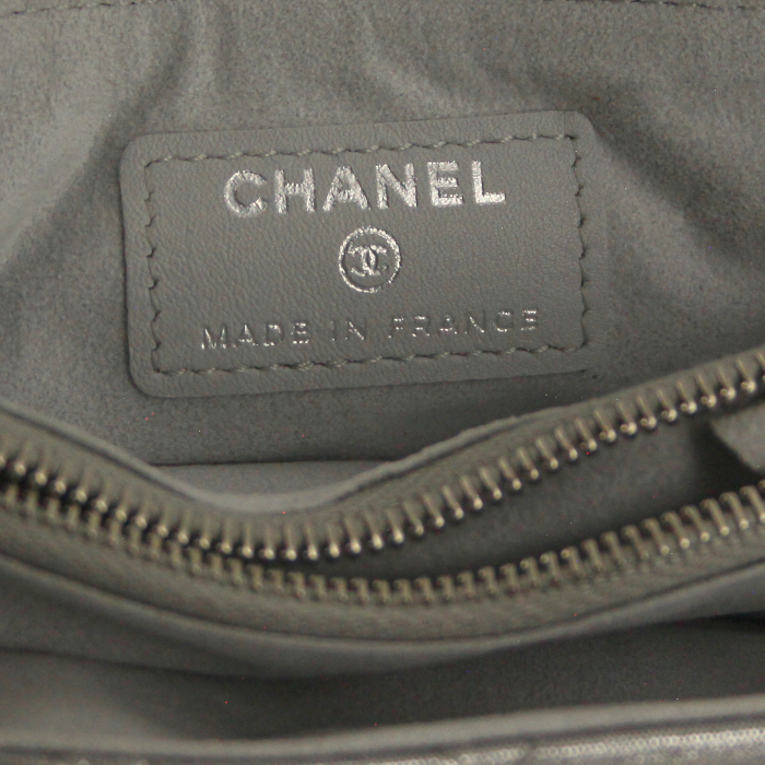 Chanel porte-monnaie en cuir matelassé gris métalissé - Detail D2