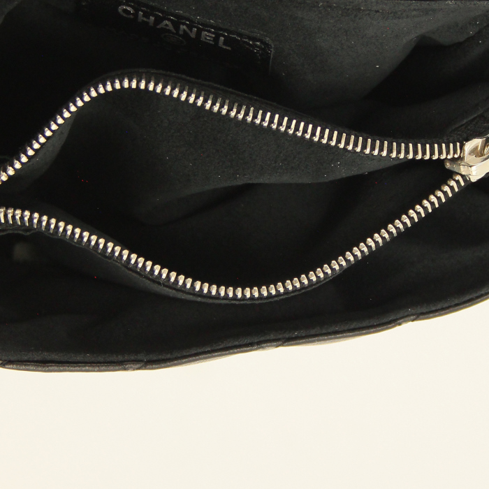 Chanel porte-monnaie en cuir matelassé noir - Detail D1