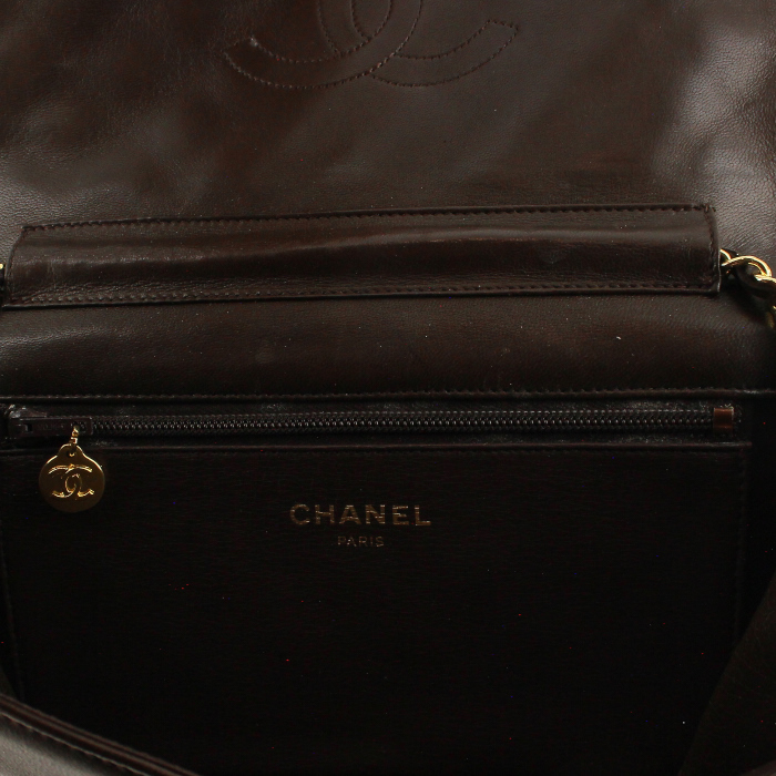 Sac à main Chanel Mademoiselle en cuir matelassé marron - Detail D4