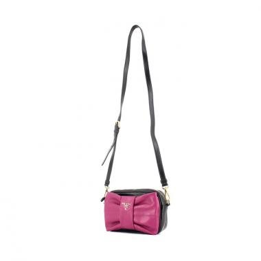 Prada Bag in black leather with pink node