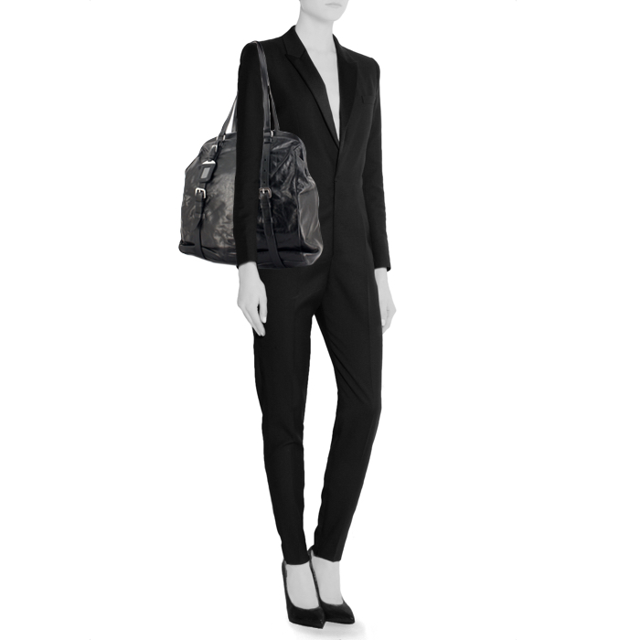 Bolso de mano Prada Bauletto en cuero negro - Detail D1