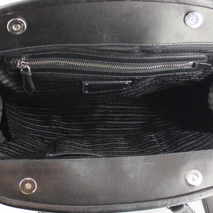 Bolso de mano Prada Bauletto en cuero negro - Detail D2