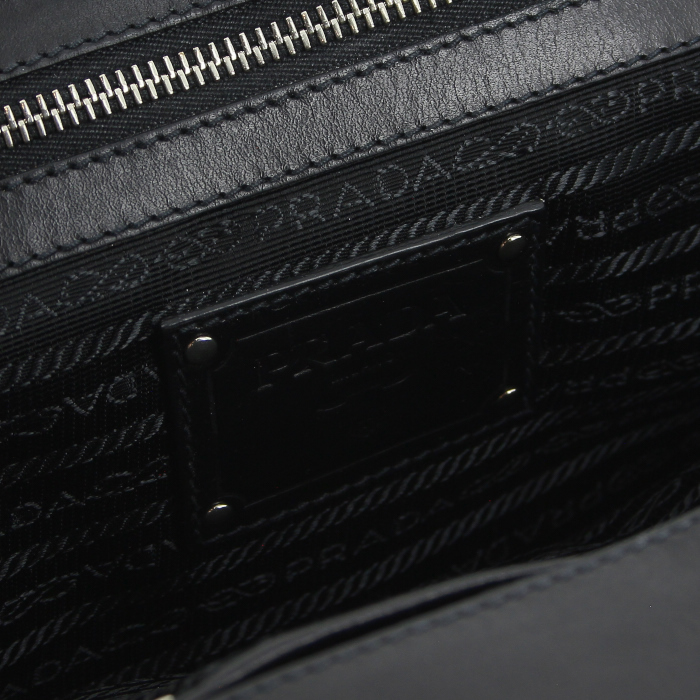 Bolso de mano Prada Bauletto en cuero negro - Detail D3