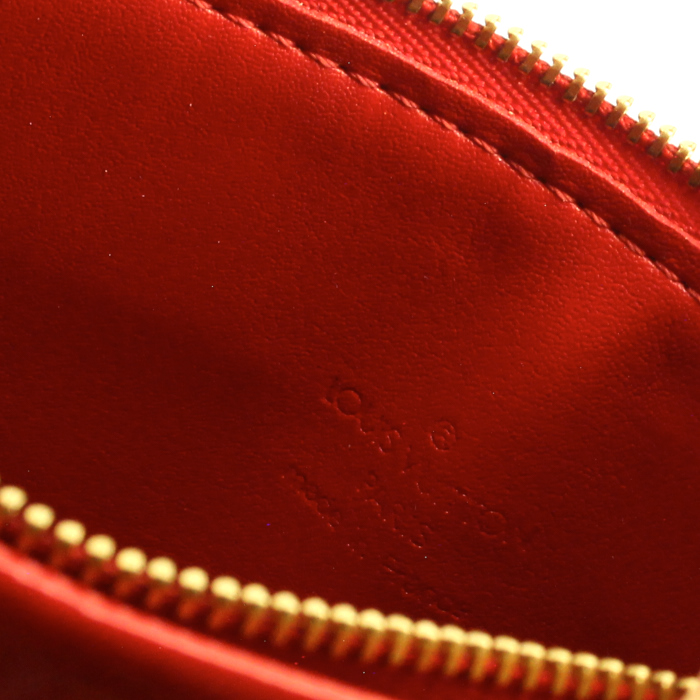 Louis Vuitton Sac Pochette Mott en cuir monogram vernis rouge et cuir naturel - Detail D3
