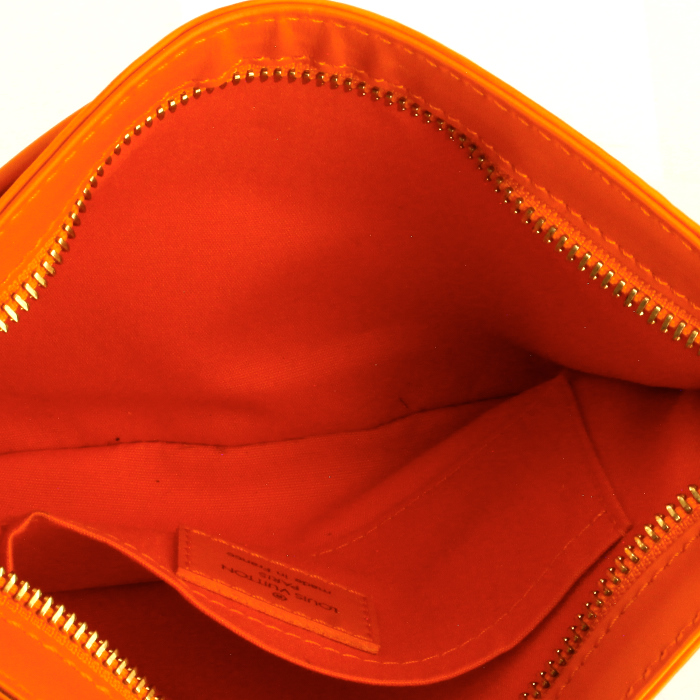 Louis Vuitton Sarvanga en cuir épi orange - Detail D2
