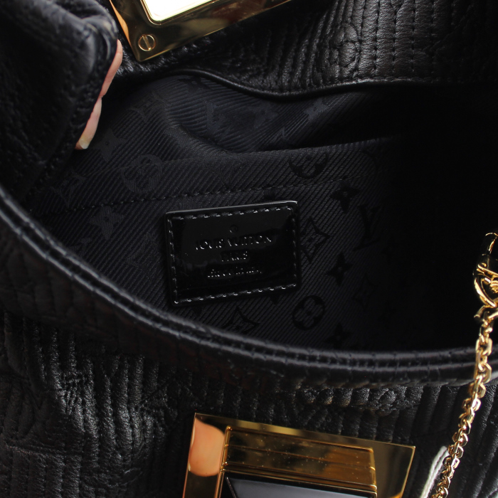 Louis Vuitton pouch Altair in black leather - Detail D3