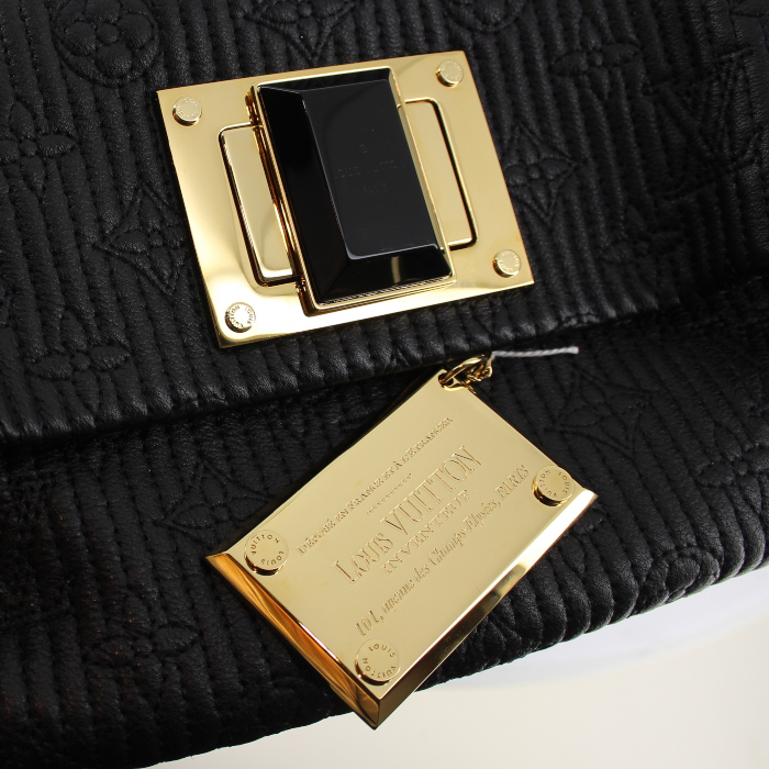 Louis Vuitton pouch Altair in black leather - Detail D4