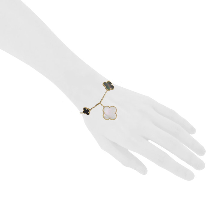 Van Cleef and Arpels brazalete Magic Alhambra en oro amarillo, nácar y ónix - Detail D1