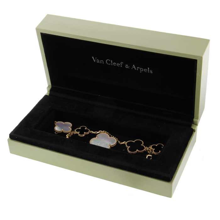 Van Cleef and Arpels brazalete Magic Alhambra en oro amarillo, nácar y ónix - Detail D2