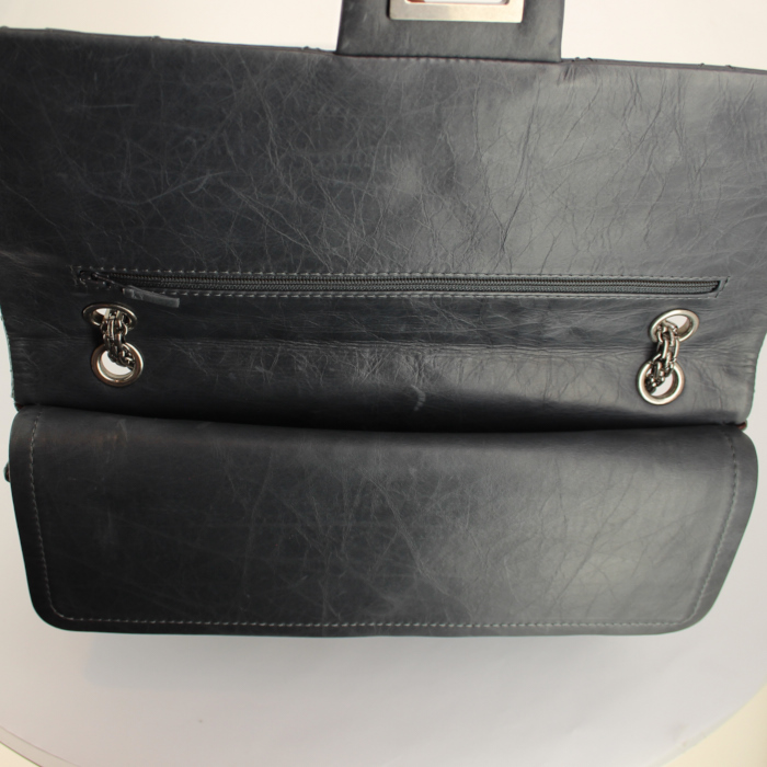 Chanel sac à main 2.55 en cuir matelassé gris - Detail D4