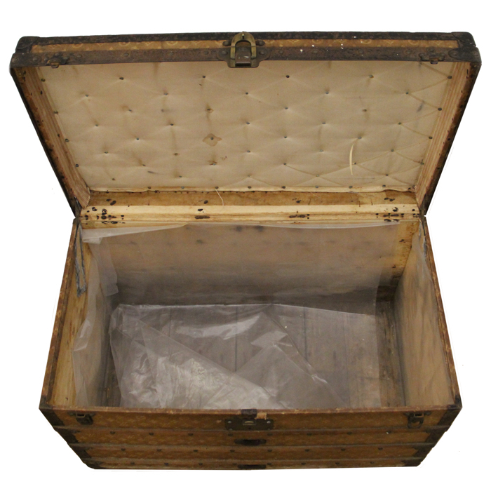 Louis Vuitton Trunk in monogram canvas and metal - Detail D1