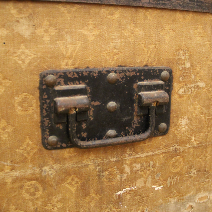 Louis Vuitton Malle à courrier en toile de lin et métal - Detail D2