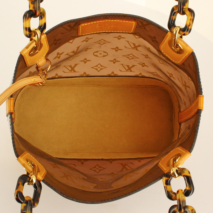 Louis Vuitton Ambre Handbag in brown vinyl - Detail D2