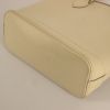 Louis Vuitton Lockit  small model handbag in white epi leather - Detail D5 thumbnail