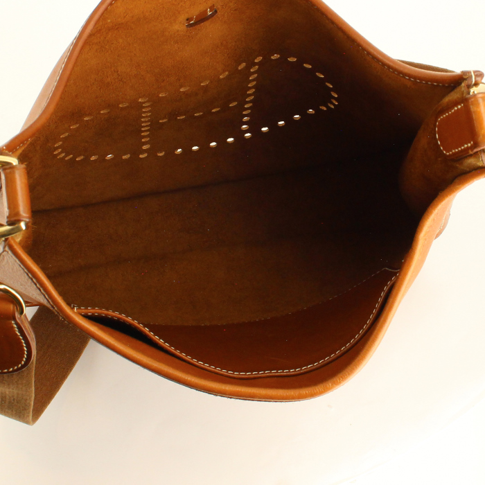 Hermès Evelyne small model handbag in brown leather  - Detail D2