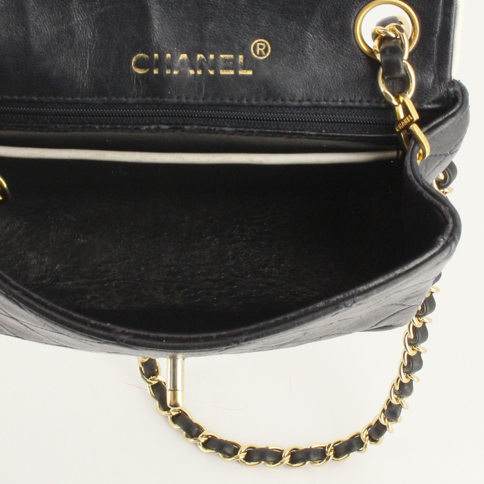 Chanel Timeless small model handbag in black quilted leather and white piping - Detail D2