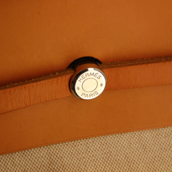 Hermes Herbag travel bag in beige canvas and natural leather - Detail D4