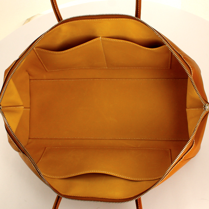 Hermes bolso de mano Paris-Bombay en cuero Courchevel color oro - Detail D2