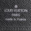 Louis Vuitton billetera en cuero taiga negro - Detail D2 thumbnail