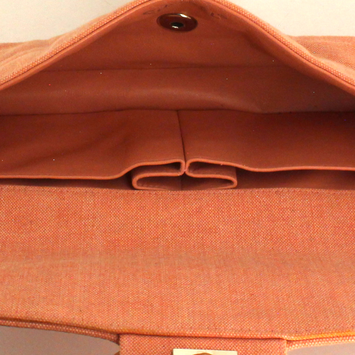 Chanel sac à main East West en toile rose et cuir vernis blanc - Detail D2