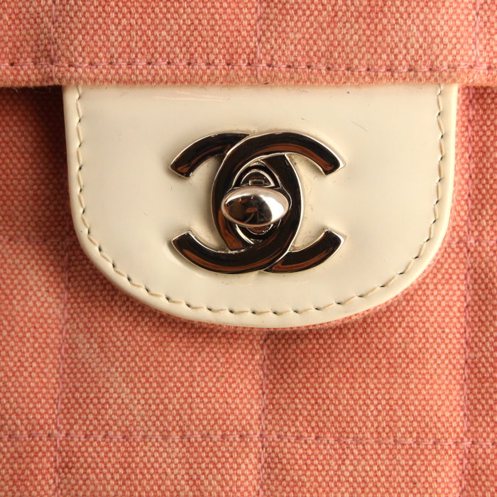 Chanel sac à main East West en toile rose et cuir vernis blanc - Detail D4