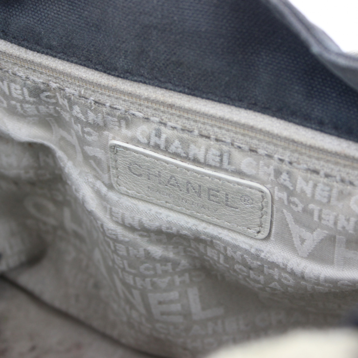 Chanel Croisières en toile grise, beige et cuir matelassé noir - Detail D3