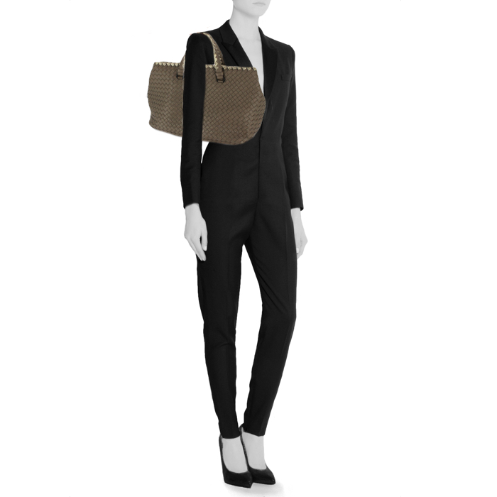 Handbag in taupe braided leather and python - Detail D1