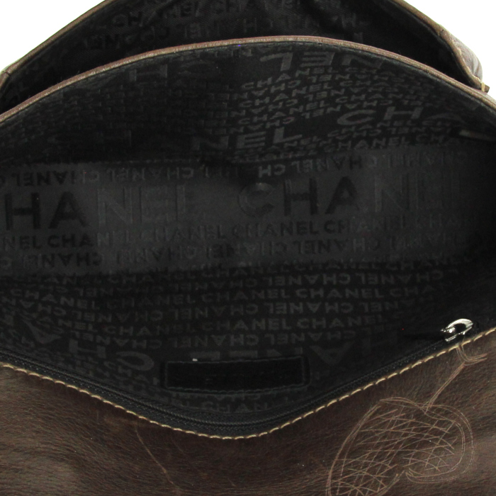 Chanel Éditions Limitées handbag in brown leather - Detail D2