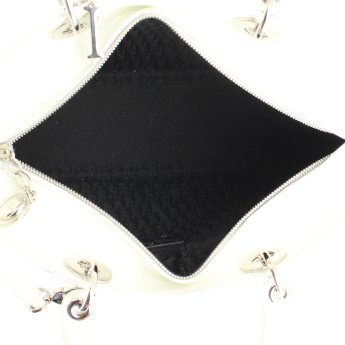Dior sac à main grand modèle en cuir vernis blanc - Detail D3