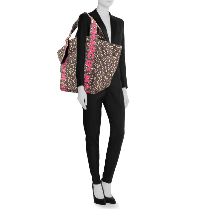 Marc Jacobs shopping bag in brown and pink printed canvas - Detail D1