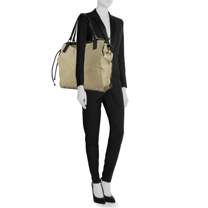 Handbag in khaki canvas and black leather - Detail D1
