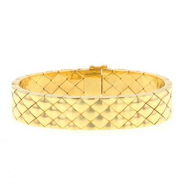 Brazalete Chanel Matelassé modelo grande en oro amarillo