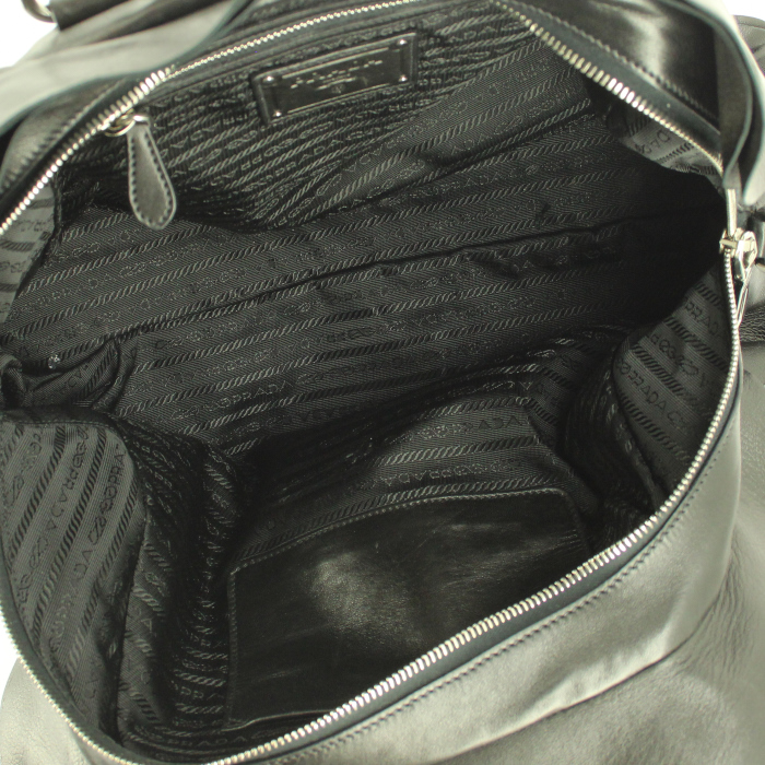 Sac à main Prada en cuir noir - Detail D2