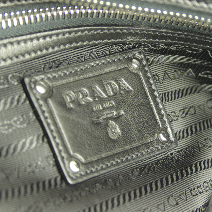 Bolso de mano Prada en cuero negro - Detail D3