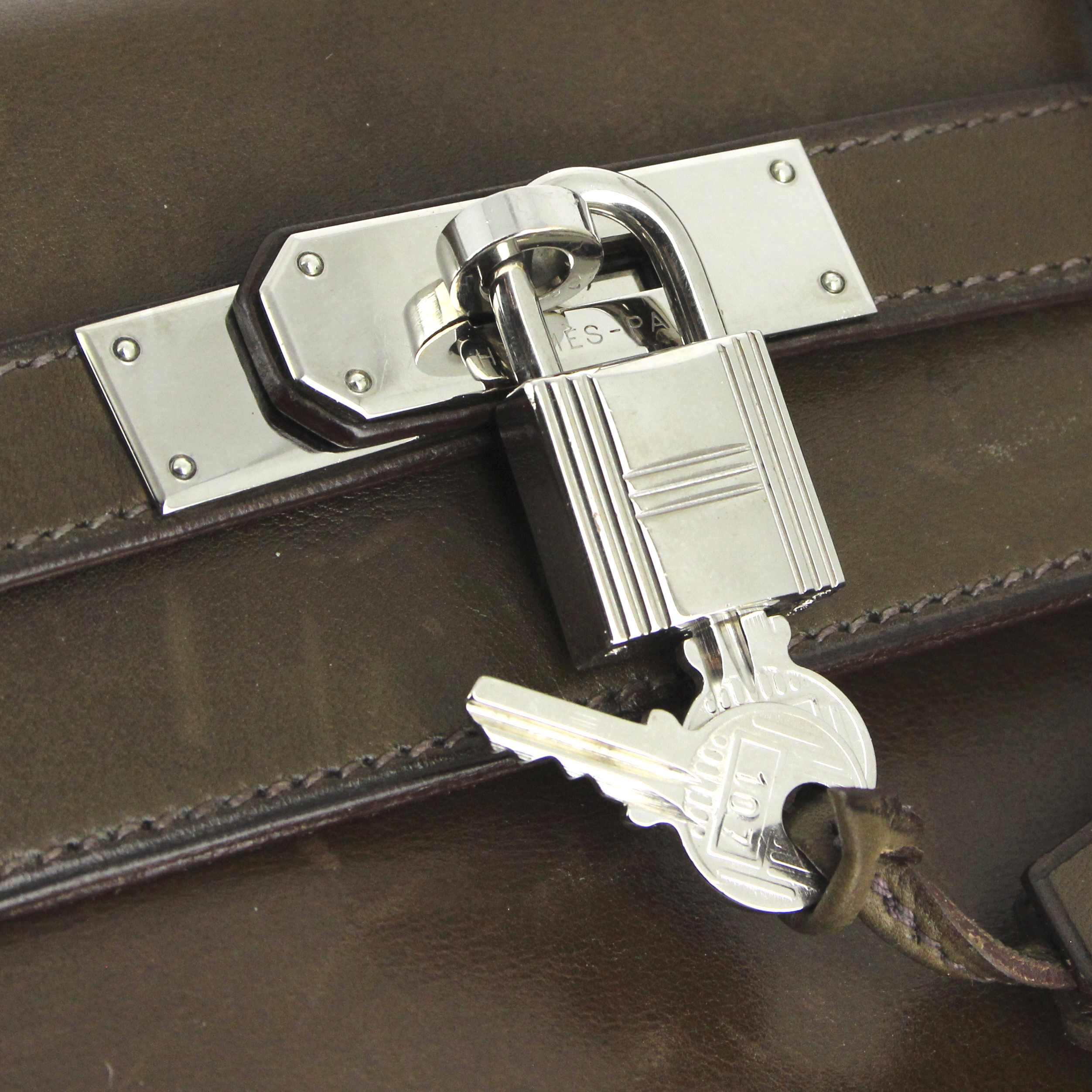 Hermes Kelly 32 cm handbag in olive green Barenia leather - Detail D5