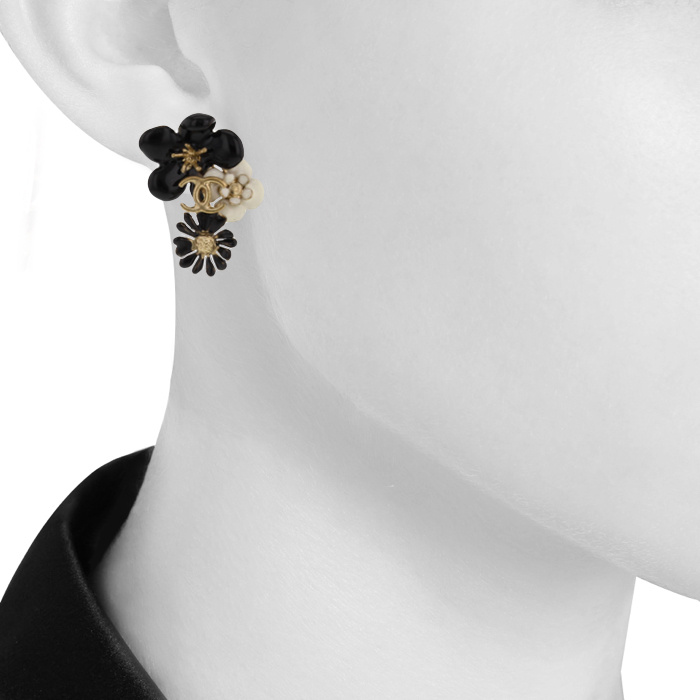 Chanel par de pendientes de metal adornado de flores - Detail D1